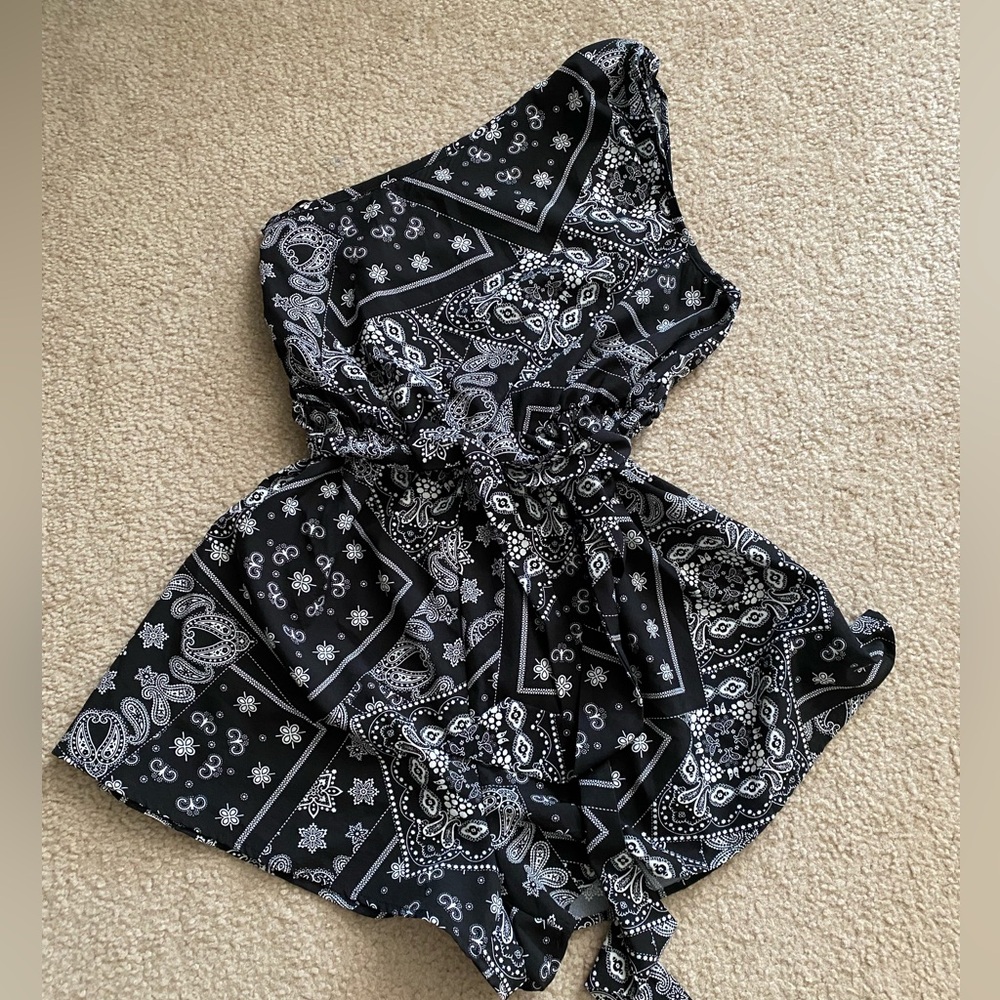 One shoulder paisley romper